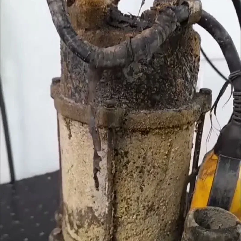 Bomba submersa incrustada de ferrugem antes do conserto