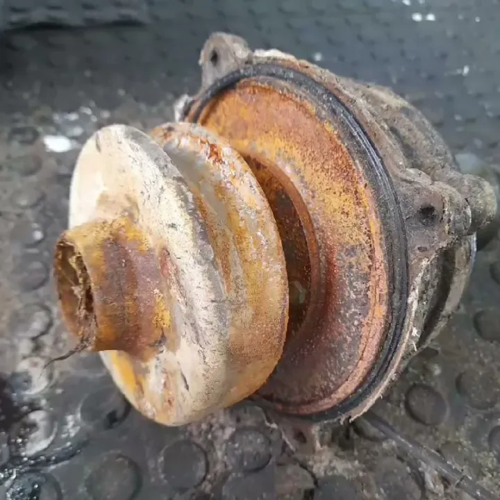 Rotor de bomba d'água corroído e com as pás desgastadas