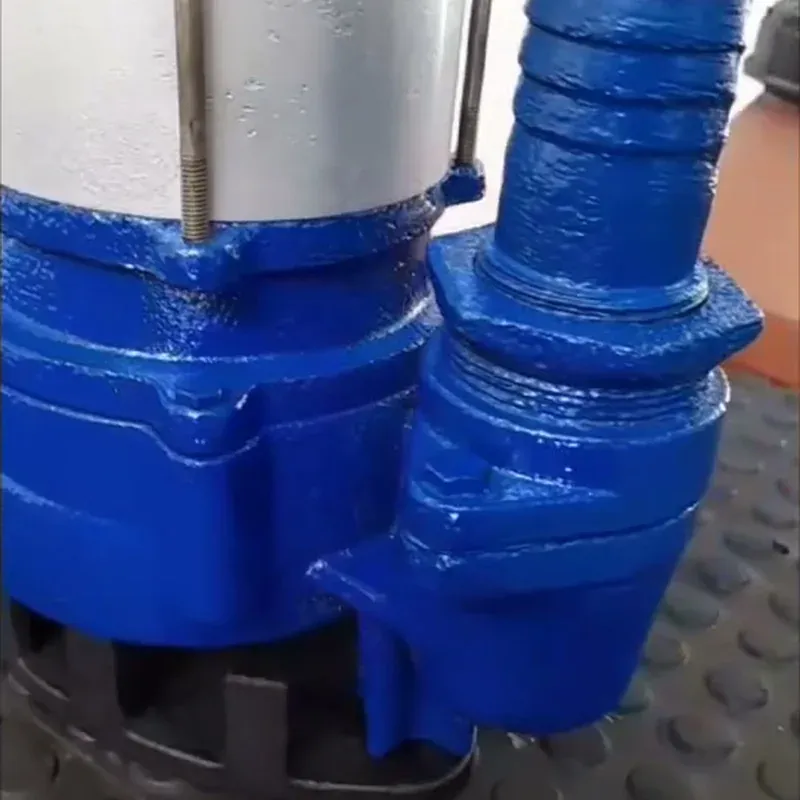 A mesma bomba submersa recuperada e pintada depois do conserto