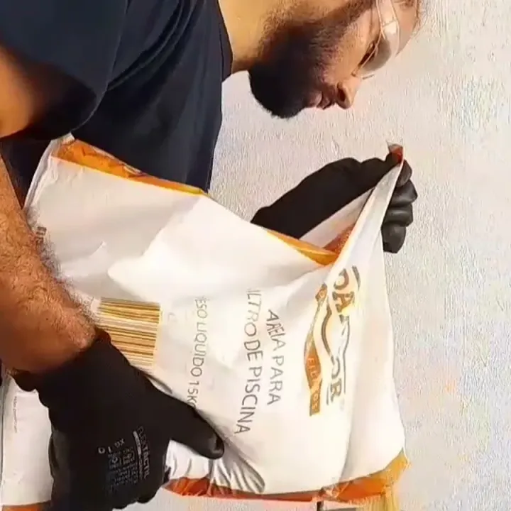 Técnico da Poti Bombas trabalhando no conjunto de filtro de piscina