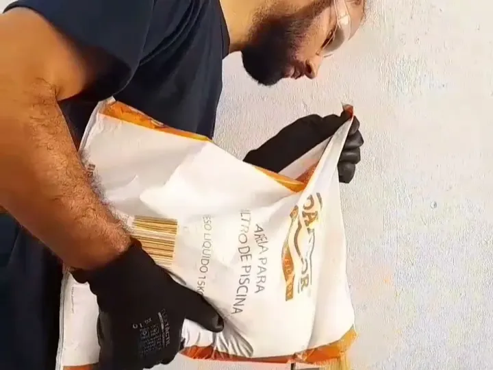 Técnico da Poti Bombas fazendo troca de areia em filtro de piscina